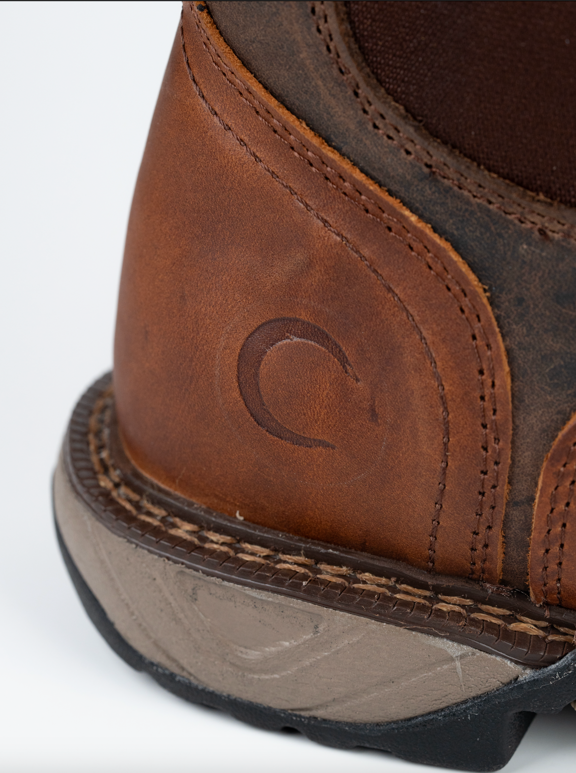 Detalle del logo en la bota Chelsea de trabajo Cebu BC Thunder Tan disponible en Boot Place.