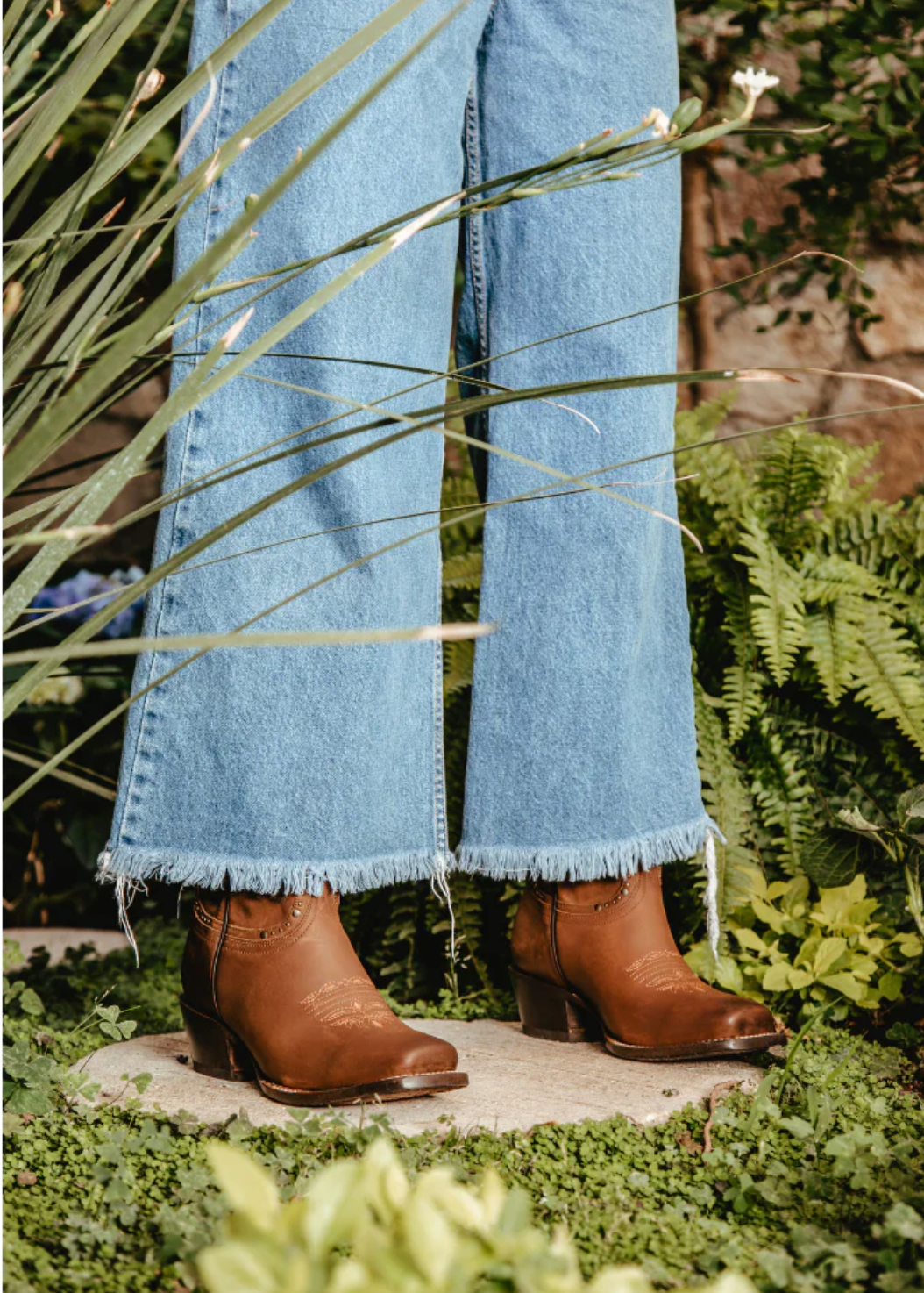 Detalle de los pantalones combinados con las botas vaqueras Rio Grande Samantha, mostrando el estilo western con bordados y acabados en carey tan, disponible en Boot Place.