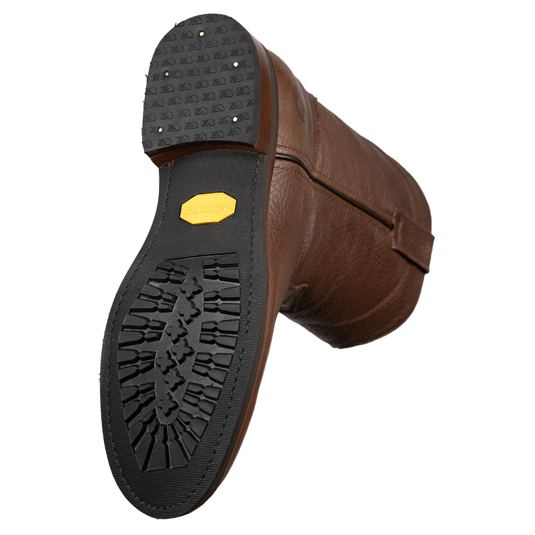 Detalle de la suela de hule Vibram de la Bota Vaquera con Piel Tabaco Siete Leguas, proporcionando tracción y resistencia adicional, ideal para superficies variadas, disponible en Boot Place.
