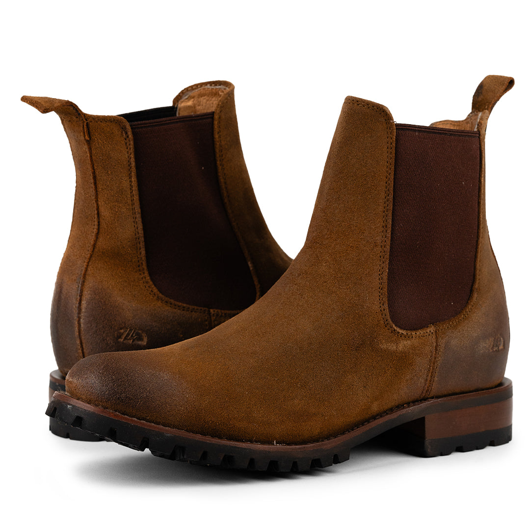 Vista frontal y trasera de la bota Chelsea Gamuza Ginger Siete Leguas 6202-S disponible en Boot Place.