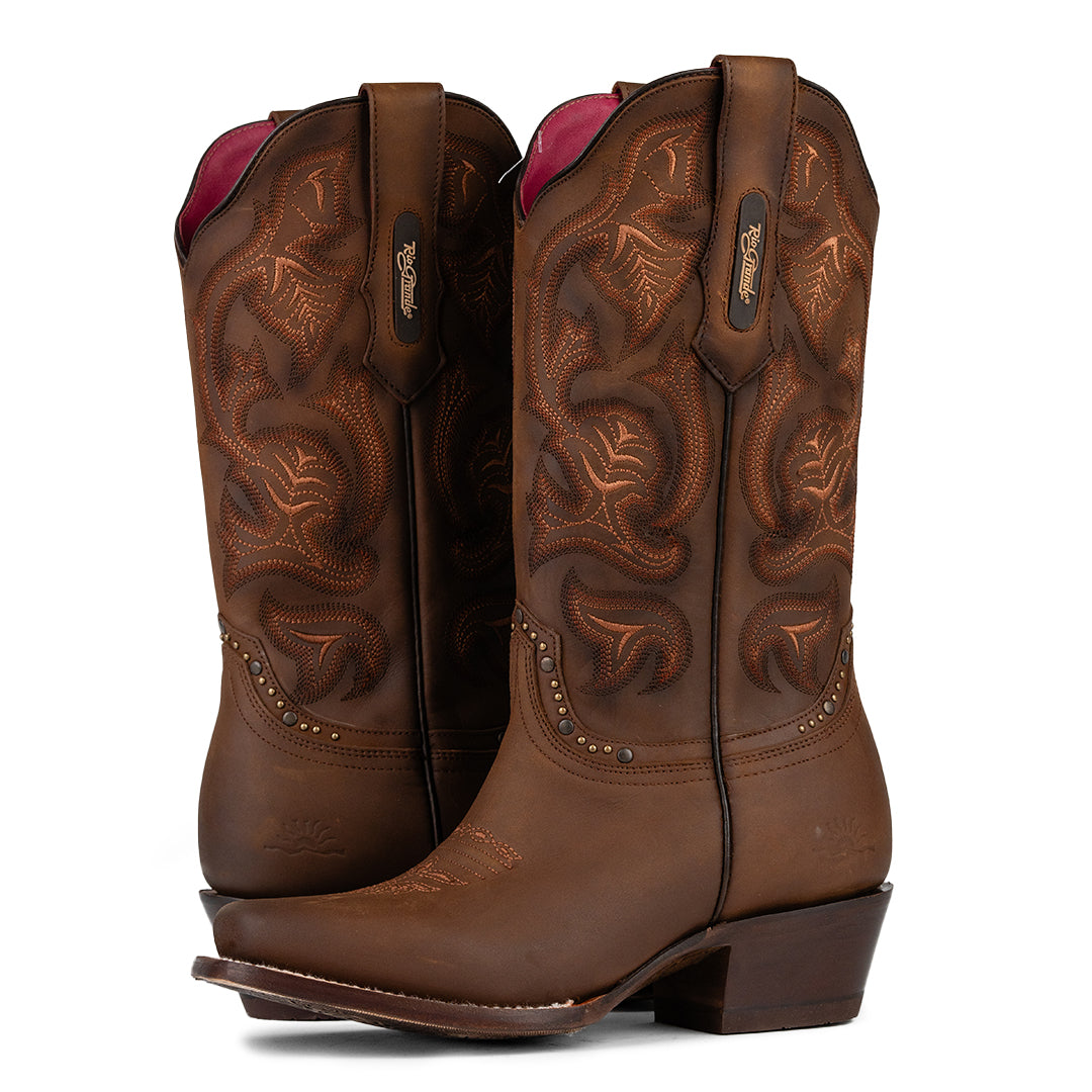 Vista trasera y delantera de la Bota Vaquera Rio Grande Samantha, mostrando su estilo western con acabados en carey y estoperoles, disponible en Boot Place.
